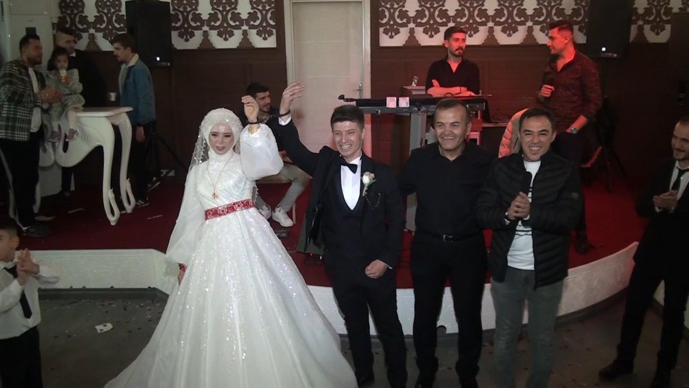 Evlenen polis çifti, meslektaşları birbirine kelepçeledi