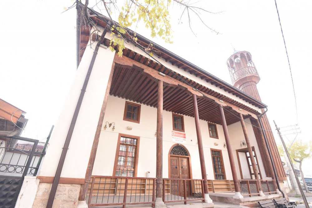 Konya'daki tarihi cami ile mescitlerde inceleme