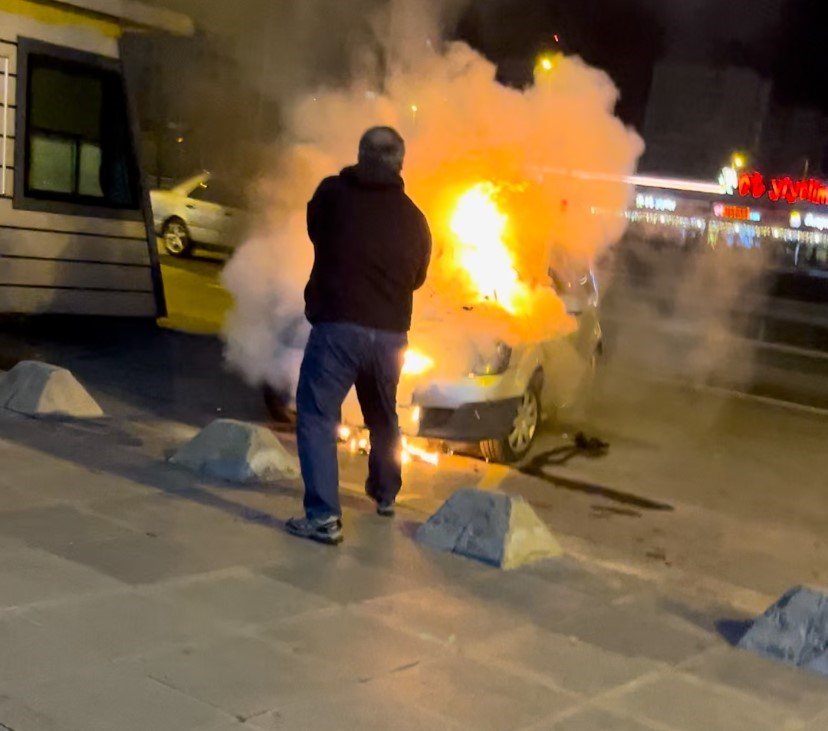 Park halindeki otomobil alev alev yandı