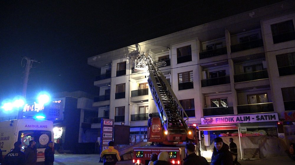 Düzce'de 4 katlı binada yangın!