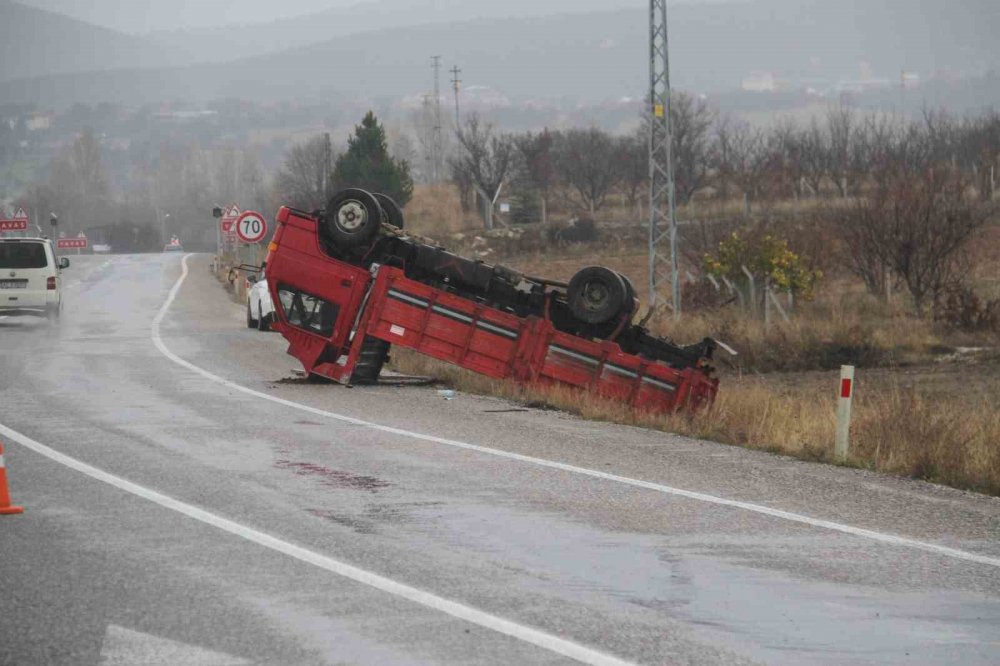 Konya'da devrilen ambulanstakilere yardım etmek isterken kaza yaptılar! Çok sayıda yaralı var