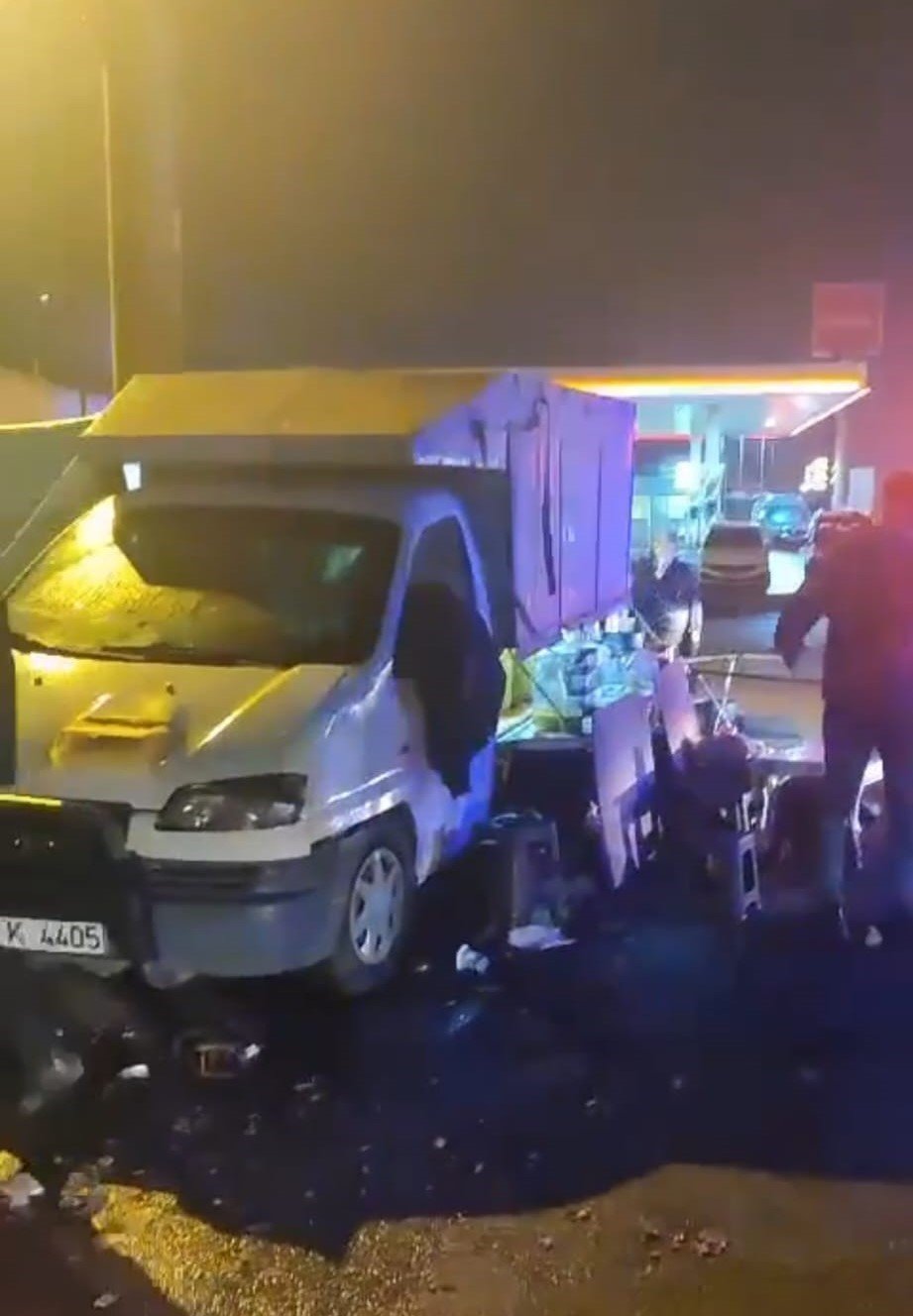 Tır, köfte yiyen müşterilerin arasına daldı: 5 yaralı