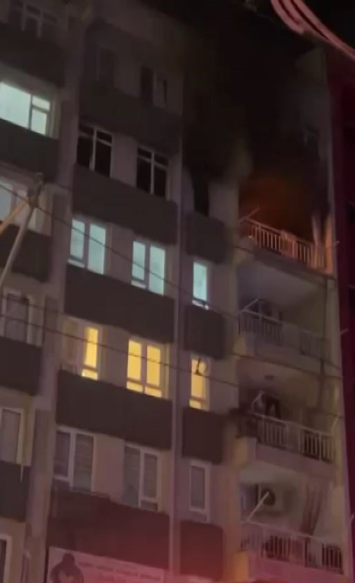 Yanan dairedeki 3 çocuğu komşular kurtardı