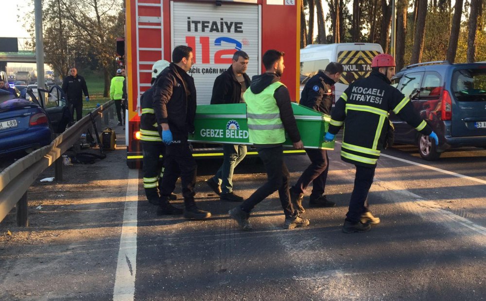 Bariyerlere saplanan otomobildeki anne ve oğlu öldü