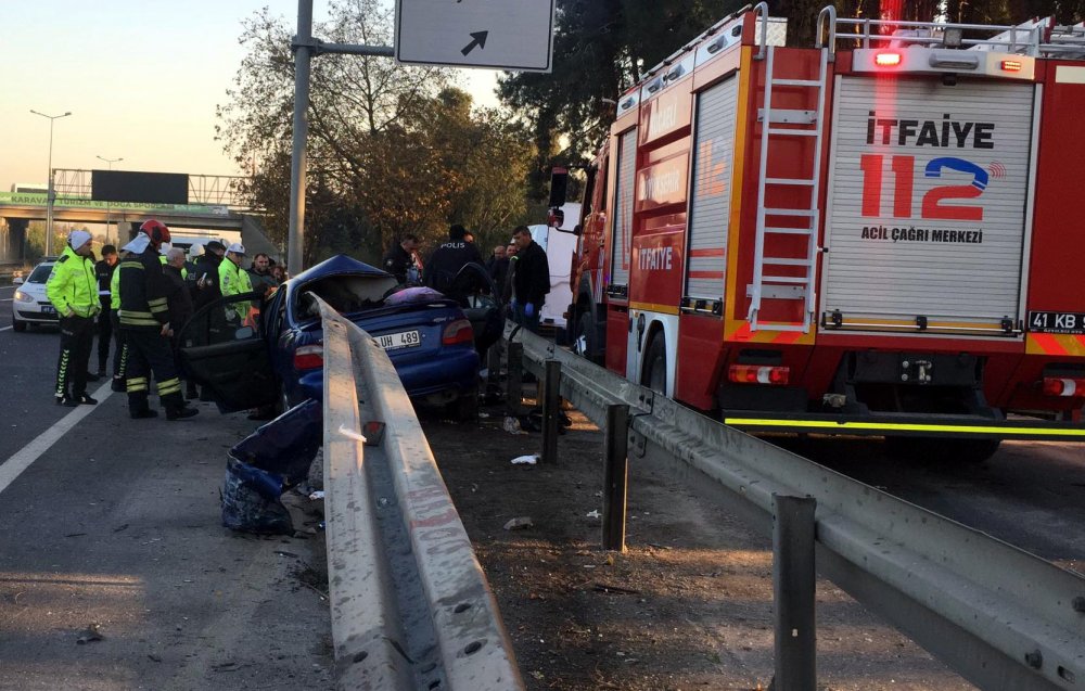 Bariyerlere saplanan otomobildeki anne ve oğlu öldü