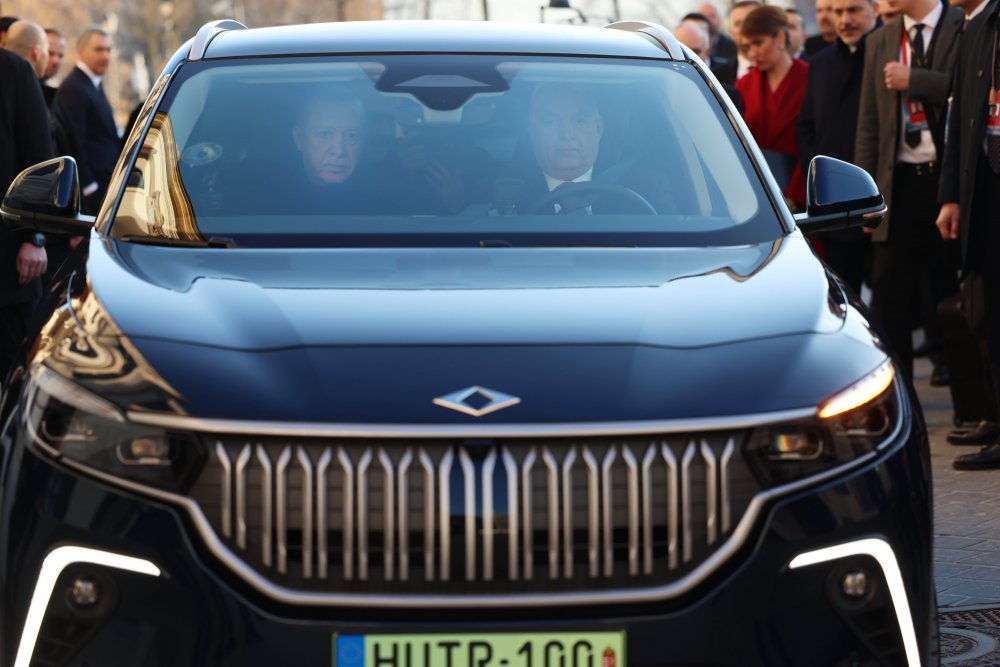 Cumhurbaşkanı Erdoğan, Orban’a TOGG hediye etti