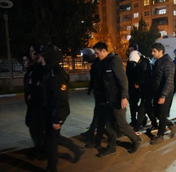 Sahte ürün ilanı verip, dolandırıcılık yapan şüphelilere 5 ilde operasyon! 10 tutuklama