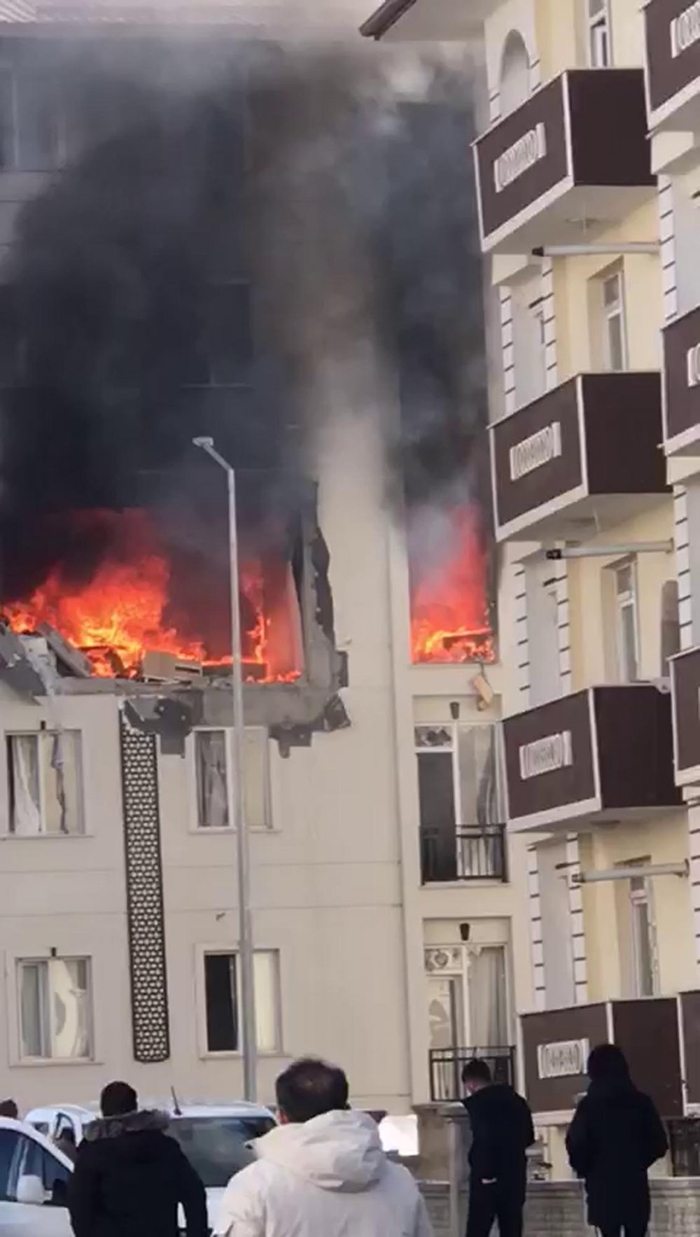 5 katlı binada patlama... Çok sayıda yaralı var