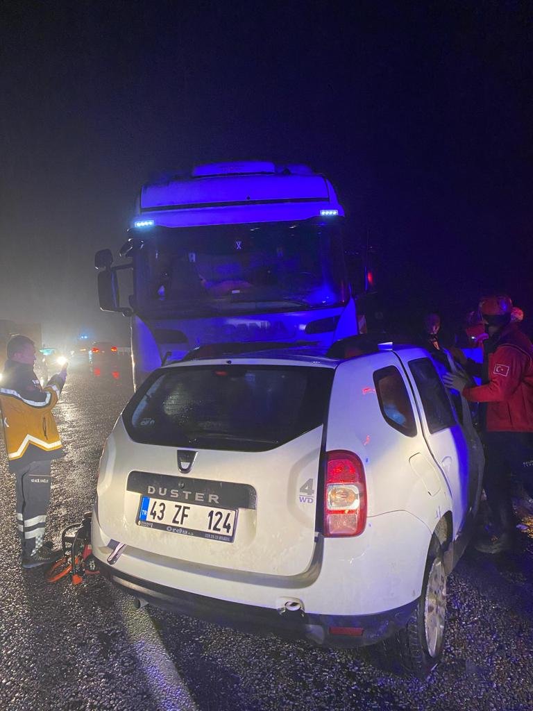 Balıkesir'de cip ile kamyon çarpıştı; aynı aileden 3 ölü