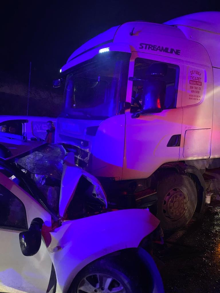 Balıkesir'de cip ile kamyon çarpıştı; aynı aileden 3 ölü