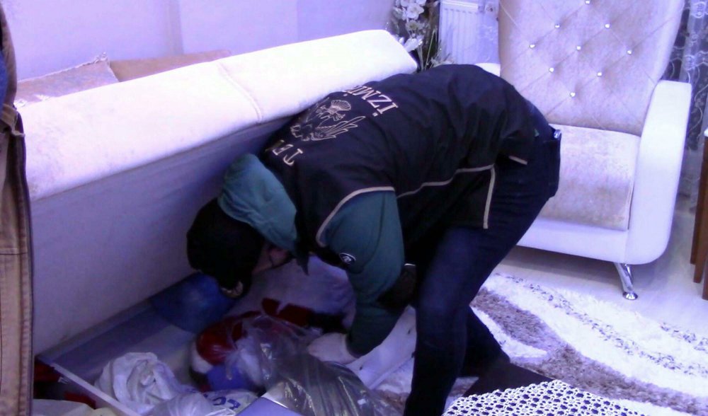 İzmir'de FETÖ'nün 'gaybubet evleri'ne operasyon