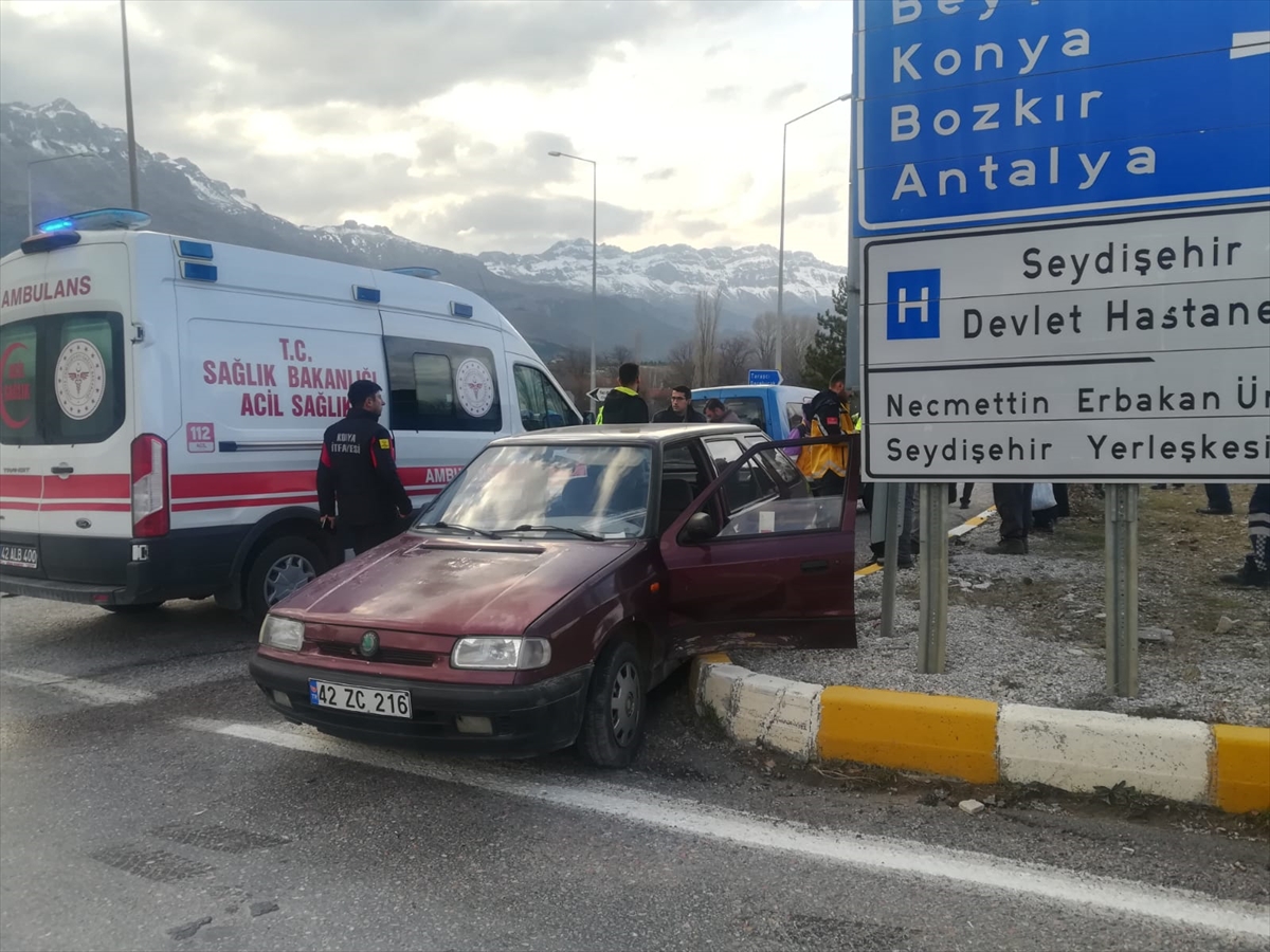 konyada-iki-otomobil-carpisti-yaralilar-var.jpg