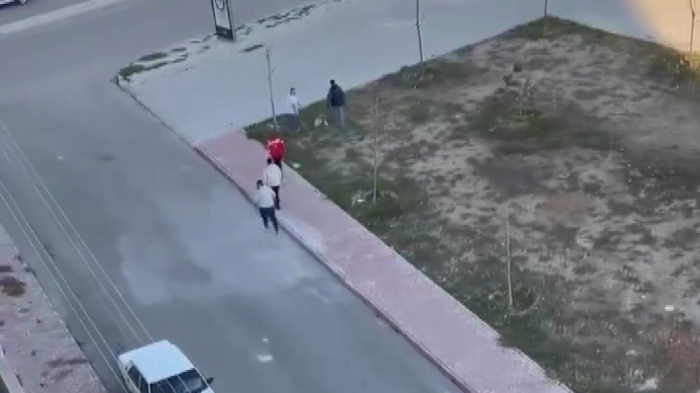 Konya'da sokak ortasındaki çatışma anı kamerada