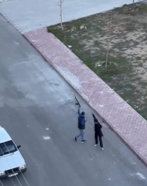 Konya'da sokak ortasındaki çatışma anı kamerada