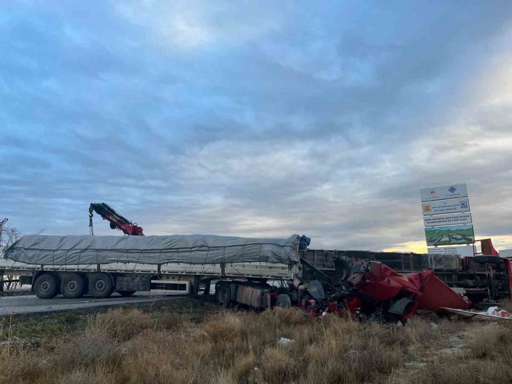 Konya’da kamyon ile tır çarpıştı, yaralılar var