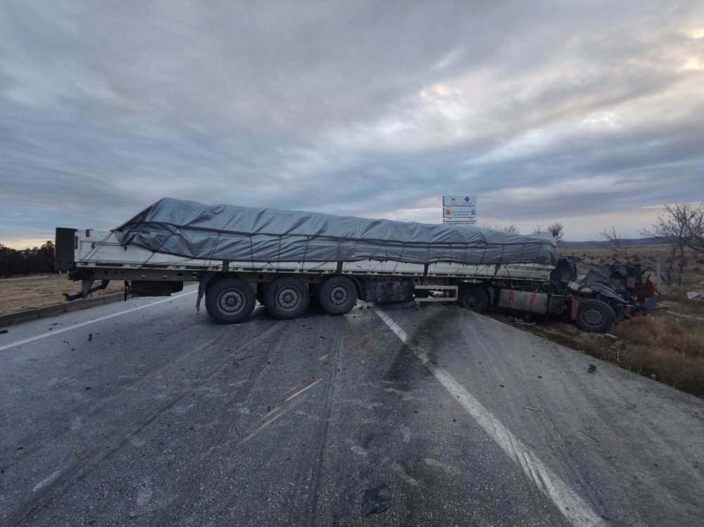 Konya’da kamyon ile tır çarpıştı, yaralılar var