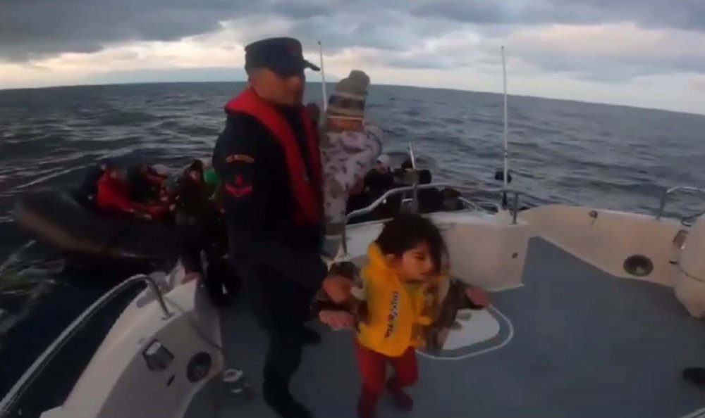 İzmir'de 173 kaçak göçmen yakalandı; 15 organizatöre tutuklama