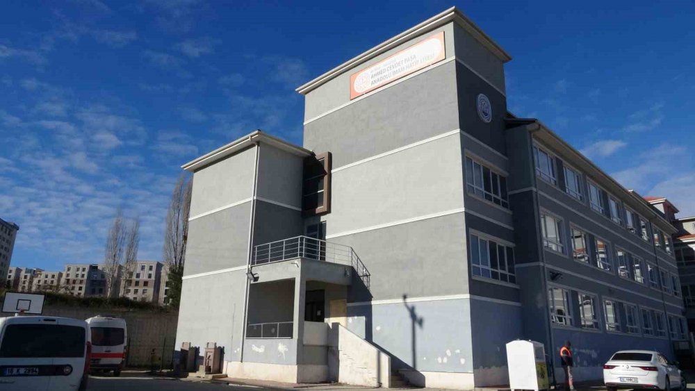 Okulun çatısını onarmak için çıktığı yerden düşüp canından oldu