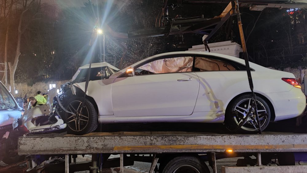 Beşiktaş'ta otomobil ile servis minibüsü çarpıştı çok sayıda yaralı var!