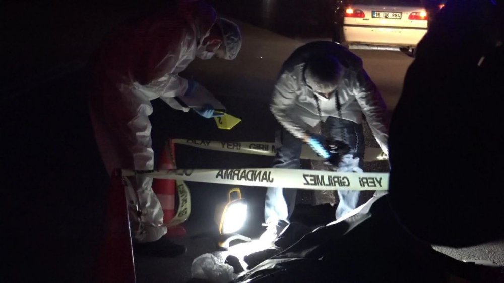 Yolun karşısına geçmek isterken otomobilin çarpmasıyla öldü