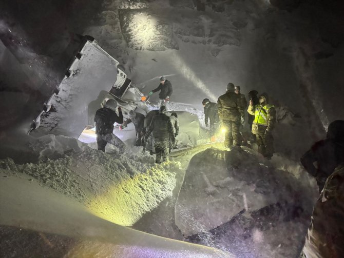 Ağrı'da iş makinesi uçuruma yuvarlandı: 2 ölü, 2 kayıp