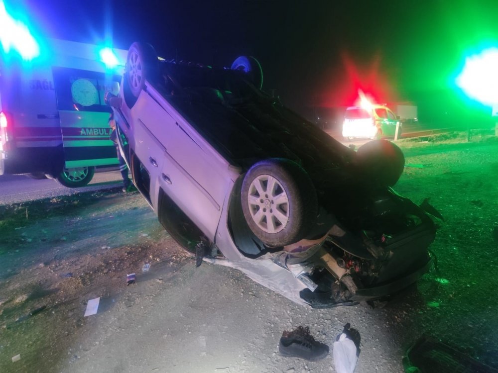 Konya'da hafif ticari araç takla attı: 2 yaralı