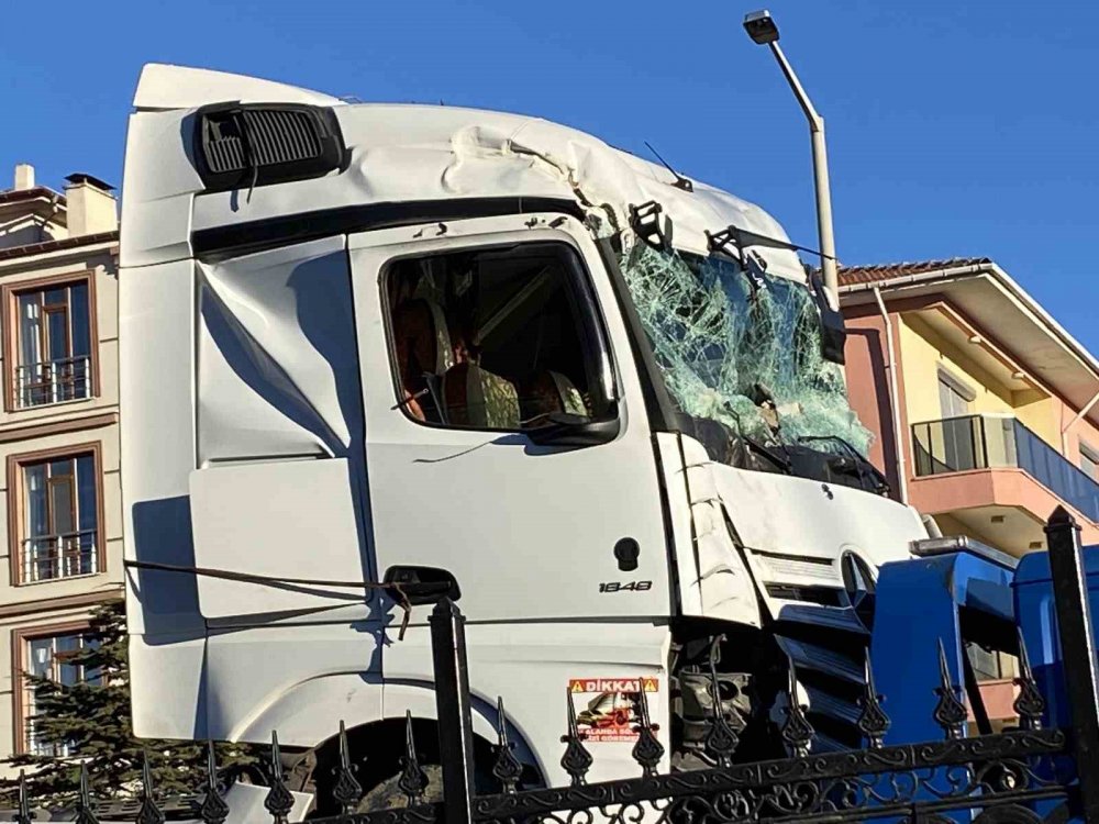 Konya'da kontrolden çıkan tır ağaca çarptı