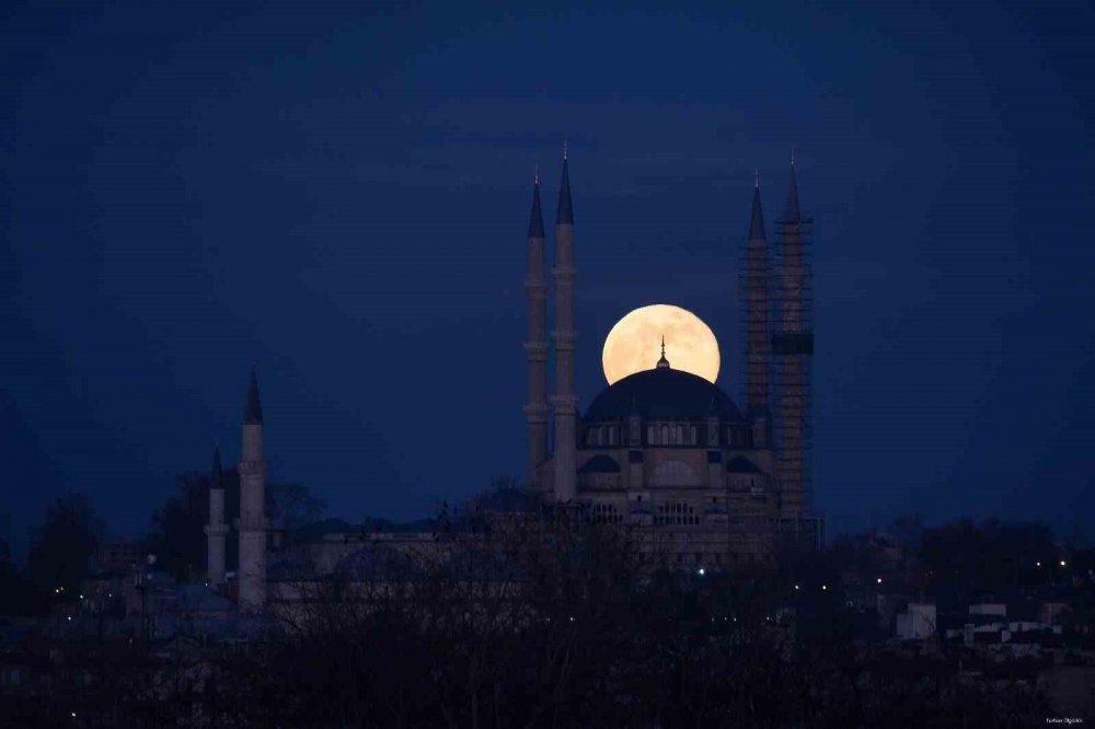 Selimiye Camii ile dolunay manzarası mest etti