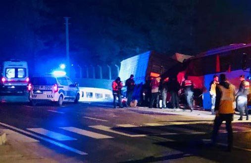 Konya'da otobüs, TIR'a arkadan çarptı, yaralılar var