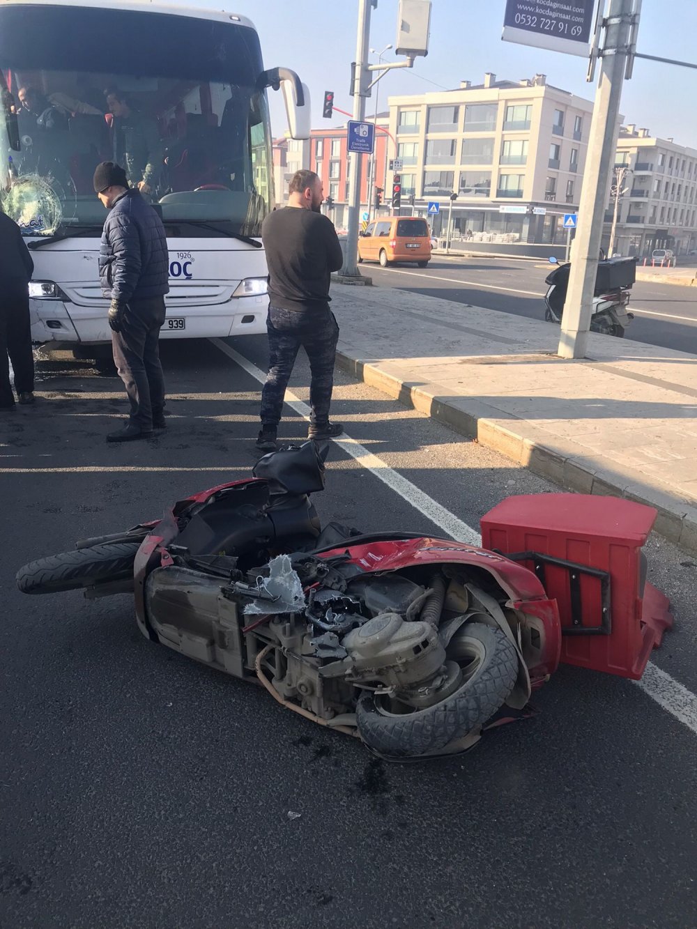 Yolcu otobüsünün çarptığı motosikletli kurye hayatını kaybetti