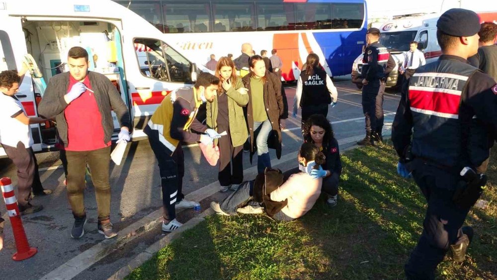 Otel servisi ile otomobil çarpıştı: 2 ölü, 14 yaralı