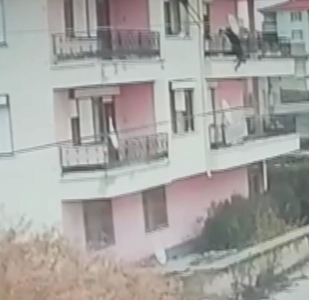 Konya'da 2. kattan düşerek ölen itfaiye erinin o anları güvenlik kamerasında