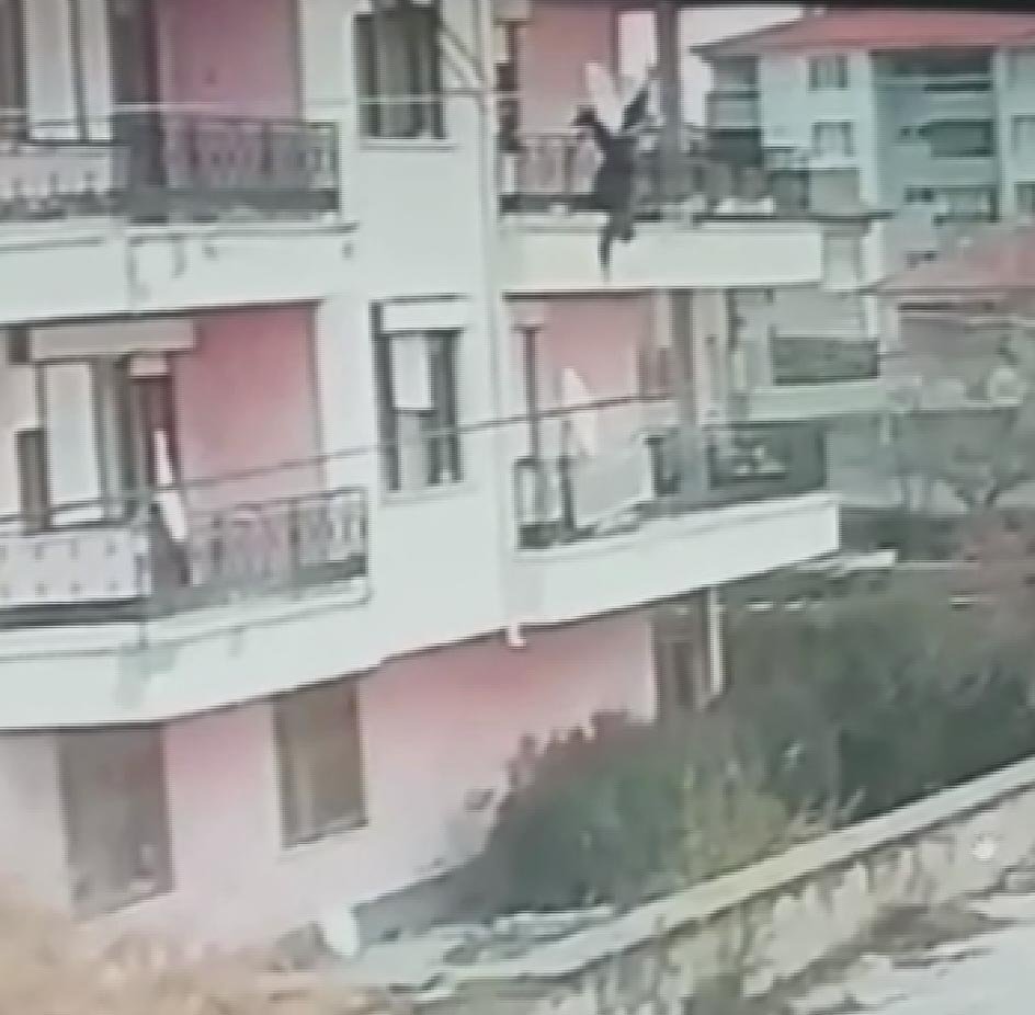Konya'da 2. kattan düşerek ölen itfaiye erinin o anları güvenlik kamerasında