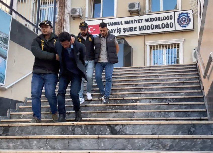 Çekiciyle otomobil çaldılar!