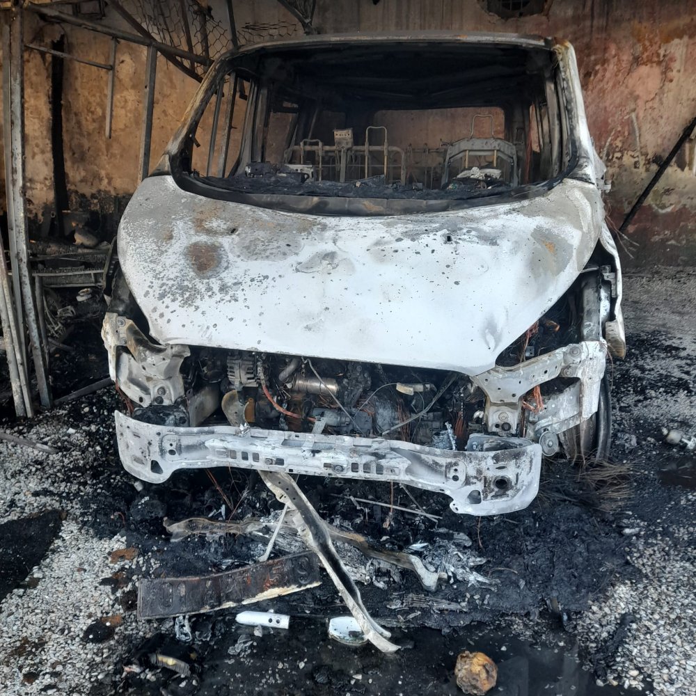 Konya'da oto yıkamacının önündeki 2 otomobili ateşe verdiler!