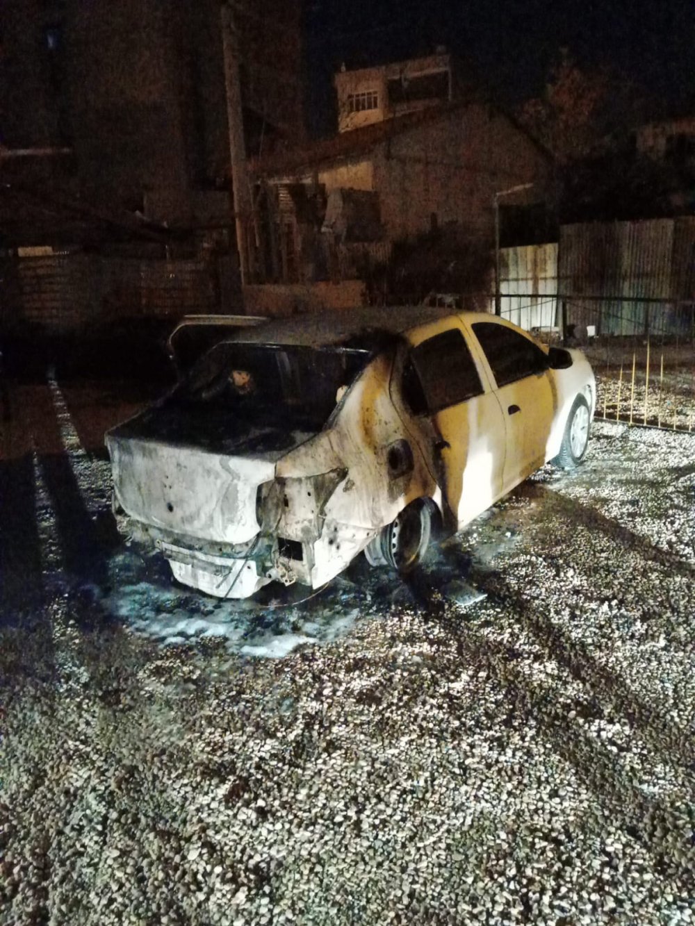 Konya'da oto yıkamacının önündeki 2 otomobili ateşe verdiler!