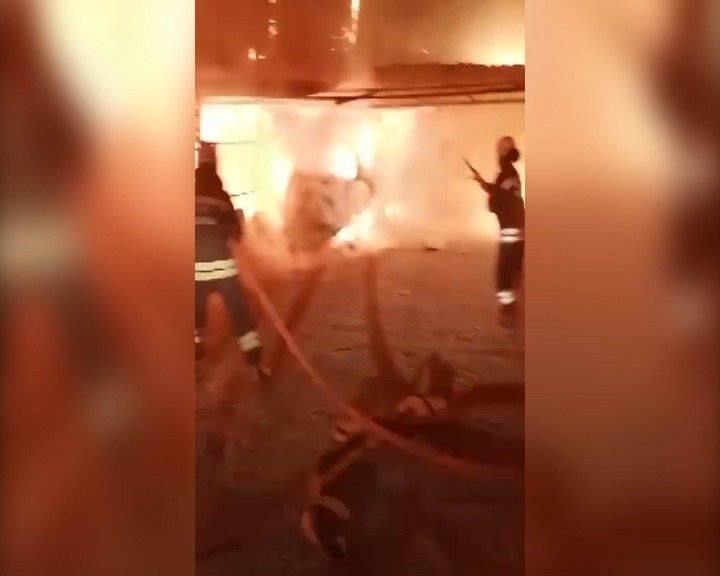 Konya'da oto yıkamacının önündeki 2 otomobili ateşe verdiler!