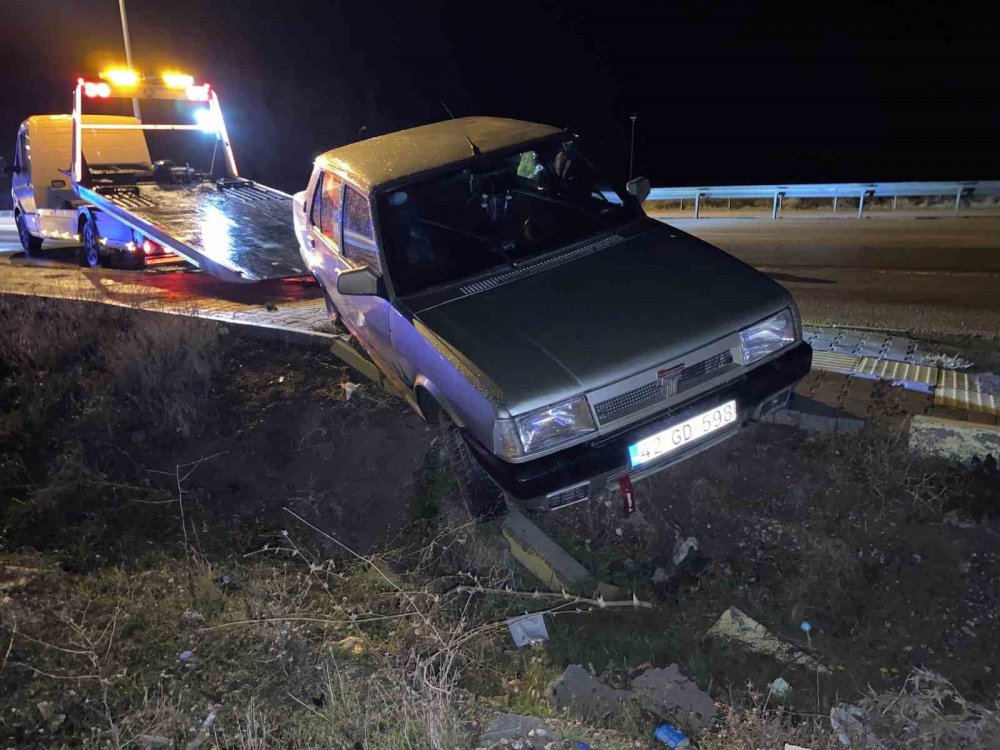 Konya'da alkollü sürücünün kullandığı otomobil kaldırımda askıda kaldı