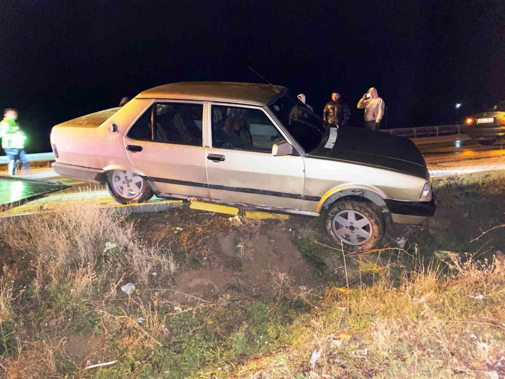 Konya'da alkollü sürücünün kullandığı otomobil kaldırımda askıda kaldı