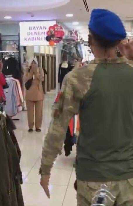 Konya'da terhis olan askerden annesine sürpriz