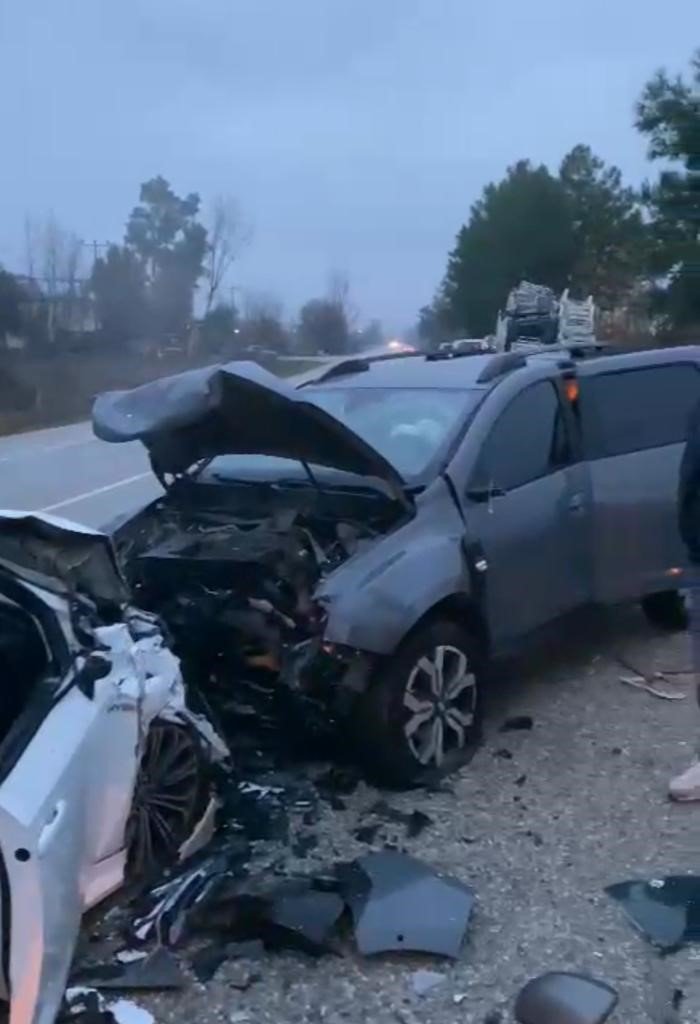 İki otomobil kafa kafaya çarpıştı: 1 ölü, 3 yaralı