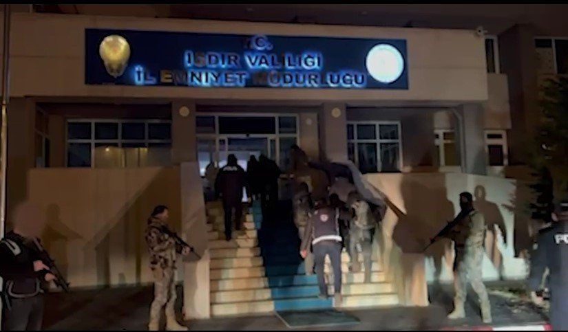 Iğdır’da 24 düzensiz göçmen yakalandı, 2 zanlı tutuklandı