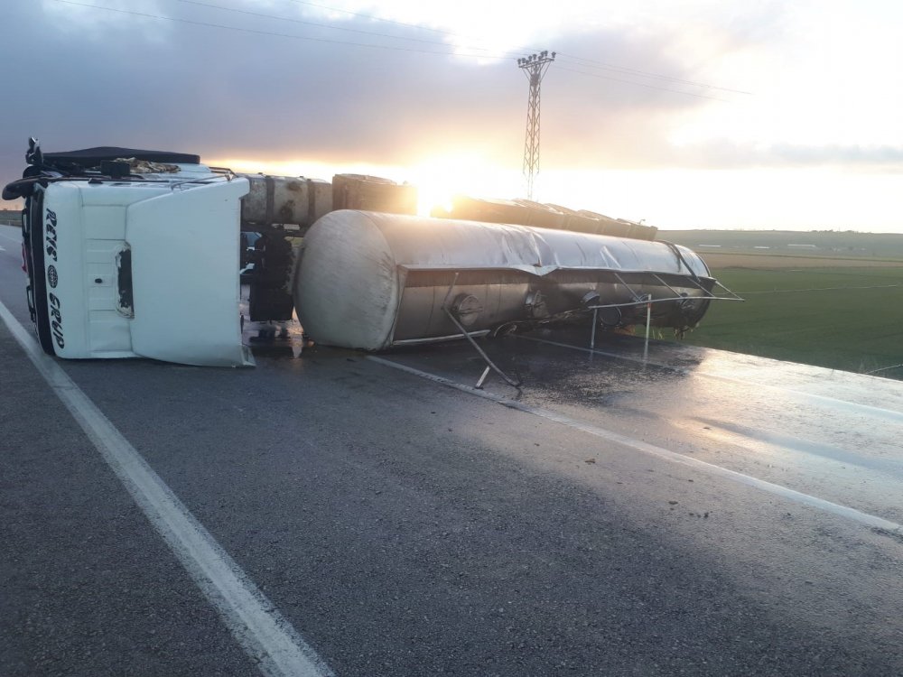 Konya’da refüje çarpan tanker devrildi