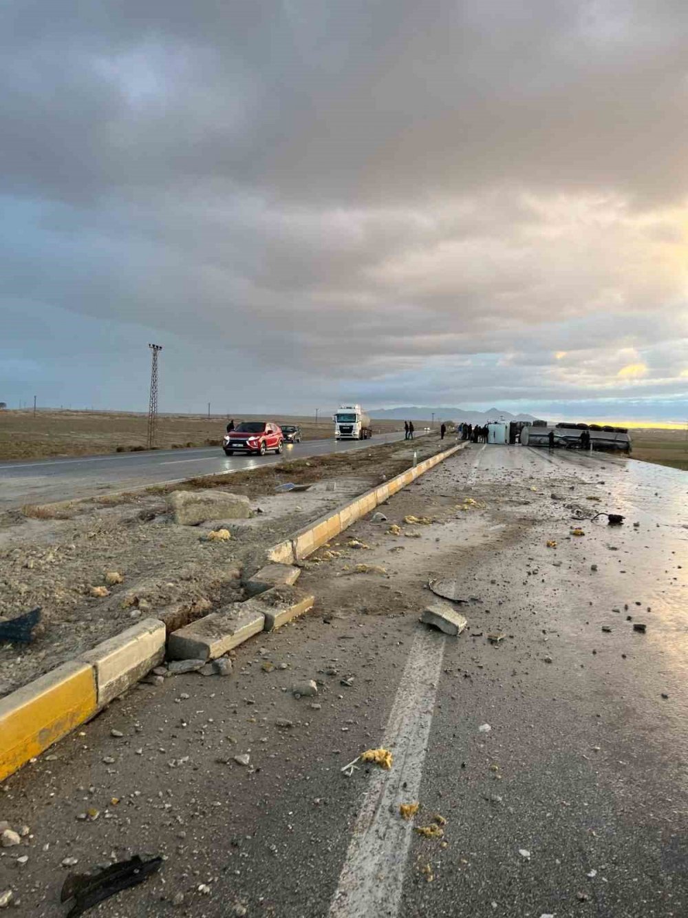 Konya’da refüje çarpan tanker devrildi