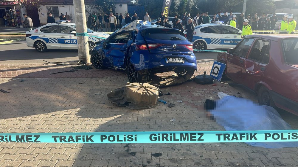 Otomobil, otobüs durağına daldı; evli çift yaşamını yitirdi