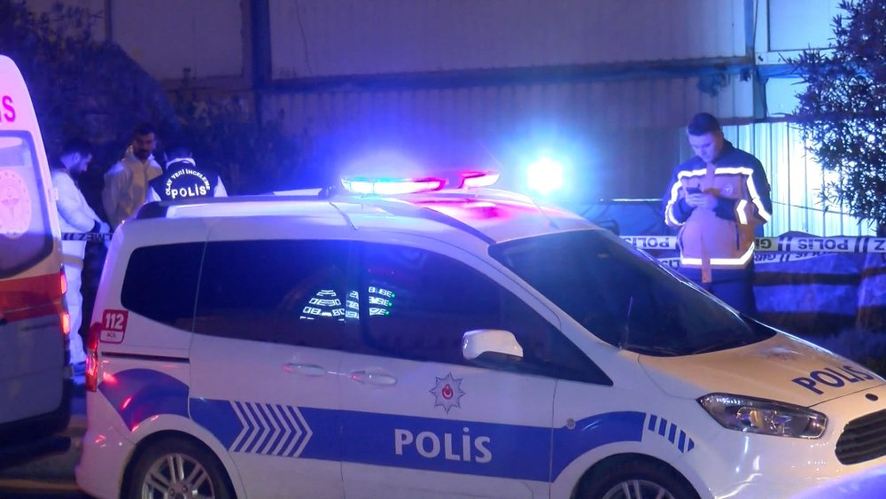 Yol kenarında erkek cesedi bulundu