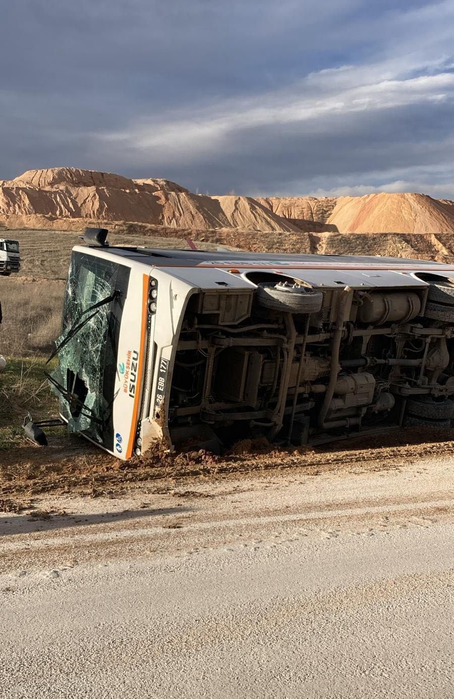 Kamyonun çarptığı halk otobüsü devrildi; 11 yaralı