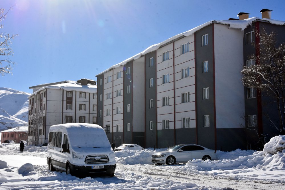 Kar, 60 köyü ulaşıma kapadı