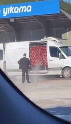 Sucukları benzinlikte tazyikli su ile yıkadılar