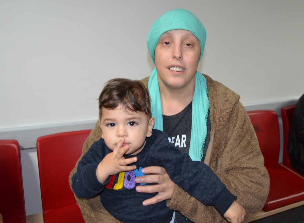 Konya'nın komşu ilinde bıçaklı saldırgan kucağında çocuğu olan kadını yaralayıp, telefonunu gasbetti